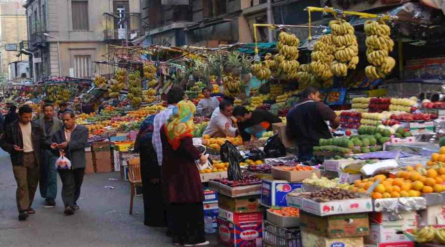 المصريون ملاحقون بالتضخم وأزمة الدولار (الصورة: وكالات)