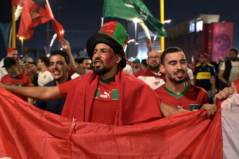 عروبيون وانعزاليون.. مساجلات المونديال (الصورة لمشجعين عرب بمونديال قطر - وكالات)