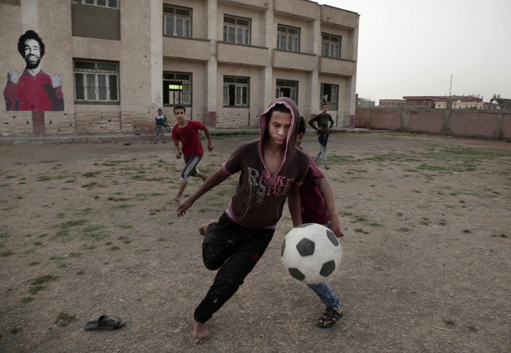 في هذه الصورة يلعب الأولاد كرة القدم في مركز الرياضة والشباب في قرية نجريج، مسقط رأس محمد صلاح، بدلتا النيل، مصر. (وكالات)