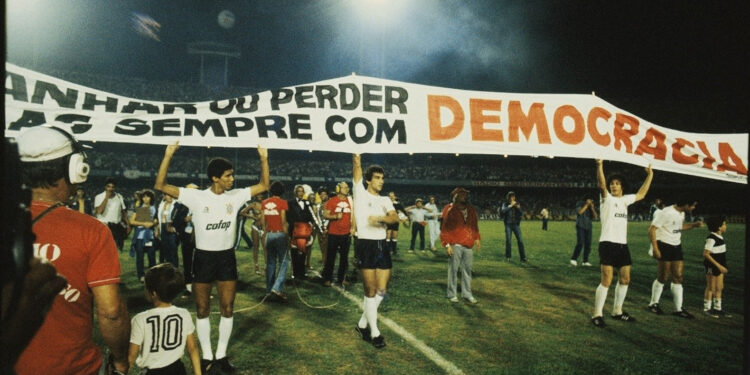 لافتة رفعها لاعبو كورنثيانز البرازيلي في الثمانينيات دعوةّ لأول انتخابات ديمقراطية منذ الحكم العسكري (وكالات)