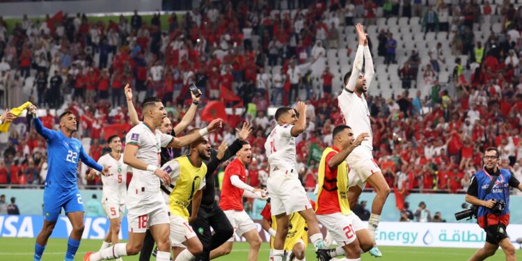 احتفال المنتخب المغربي بالتأهل لدور 16 في مونديال قطر (الصورة: وكالات)