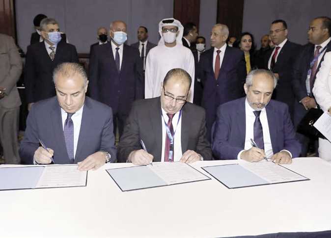 توقيع مذكرة تفاهم بين وزارة النقل ومجموعة مواني أبو ظبي لإنشاء ميناء نهري بالمنيا جنوبي مصر (وكالات)