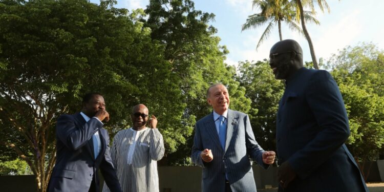 من اليسار إلى اليمين رؤساء توجو وبوركينا فاسو وليبريا مع نظيرهم التركي أردوغان