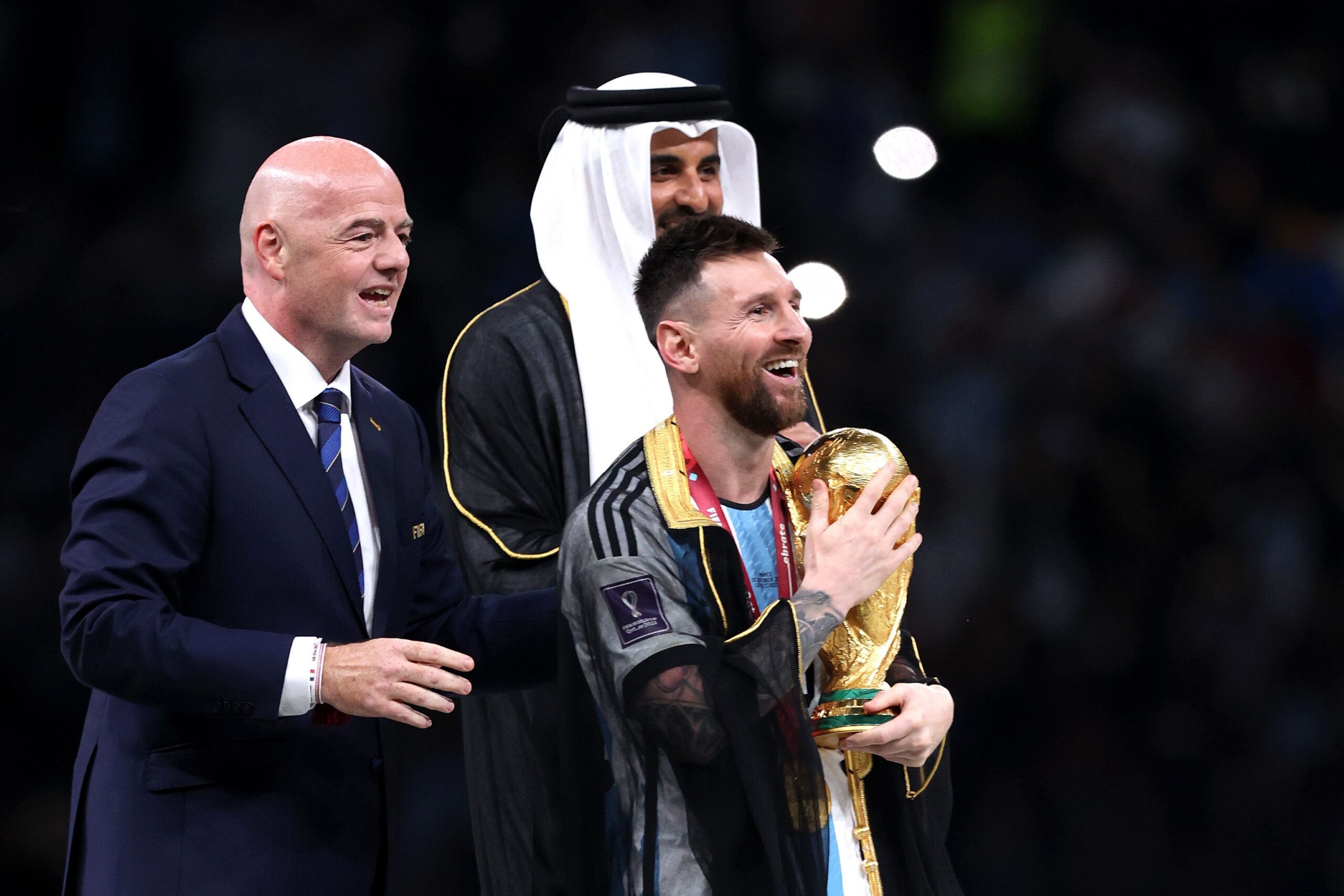 ليونيل ميسي يحمل كأس العالم قطر 2022 (وكالات)