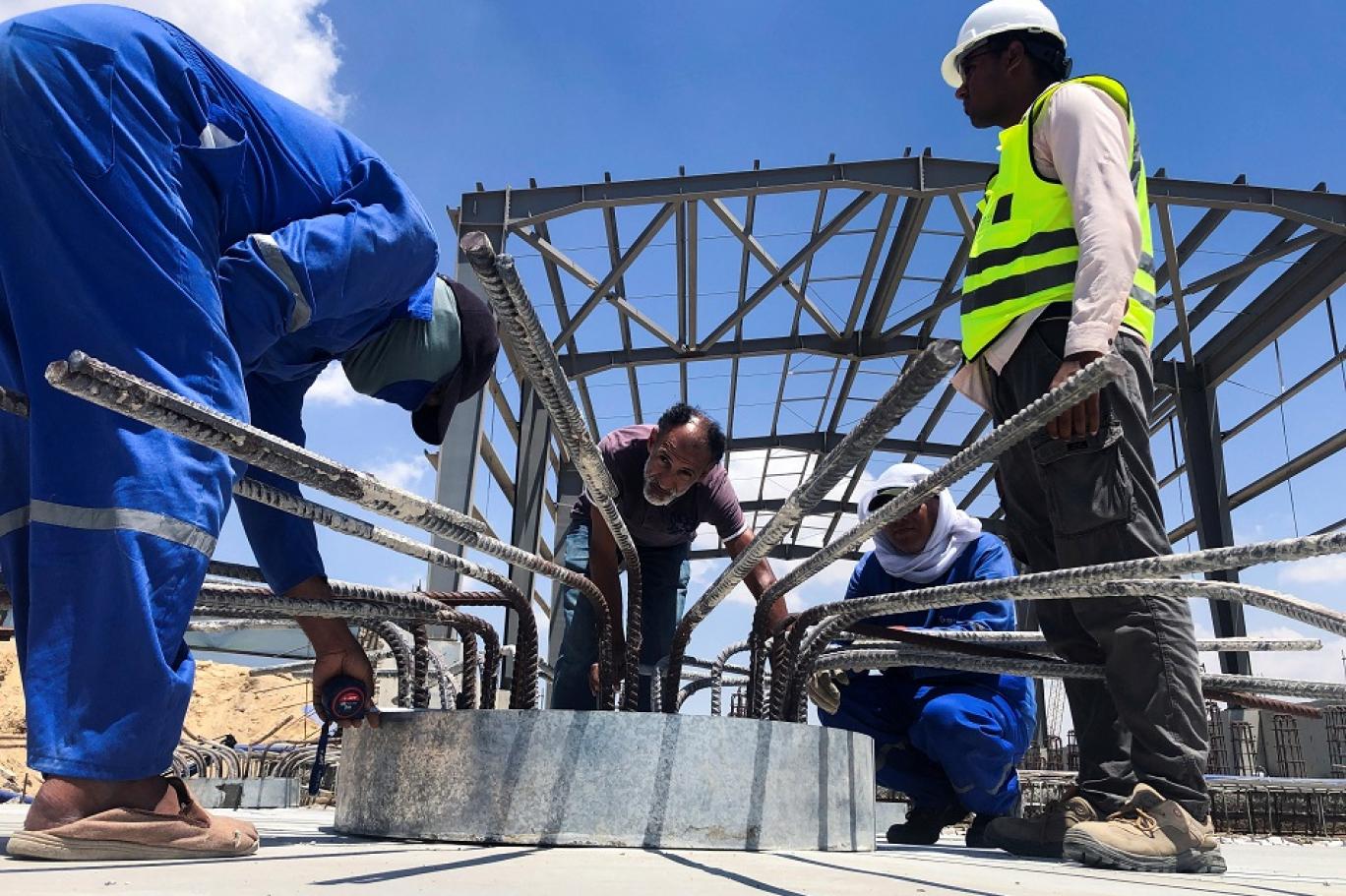 أعمال البناء جارية لإنشاء منطقة صناعية للتصدير وللسوق المحلي بالقرب من قناة السويس، شرق بورسعيد (وكالات)