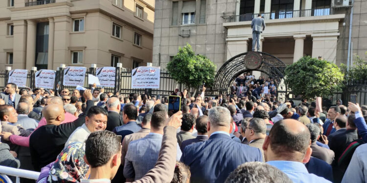 من احتجاجات المحامين ضد الفاتورة الإلكترونية بمقر نقابتهم العامة بالقاهرة، 1 ديسمبر/ كانون الأول 2022 (وكالات)