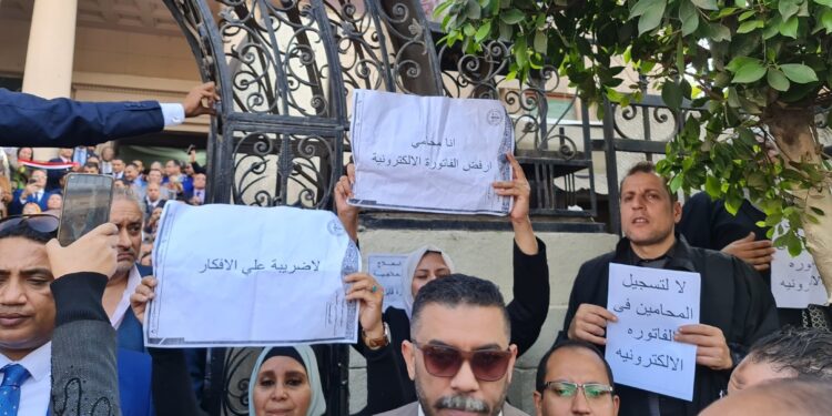 الصورة من وقفة المحامين أمام نقابتهم احتجاجًا على الفتورة الإلكترونية، 1 ديسمبر/ كانون الأول 2022 (وكالات)