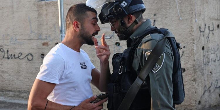 يواجه نظام السيطرة الذي يمارسه الاحتلال الإسرائيلي معارضة فلسطينية قوية