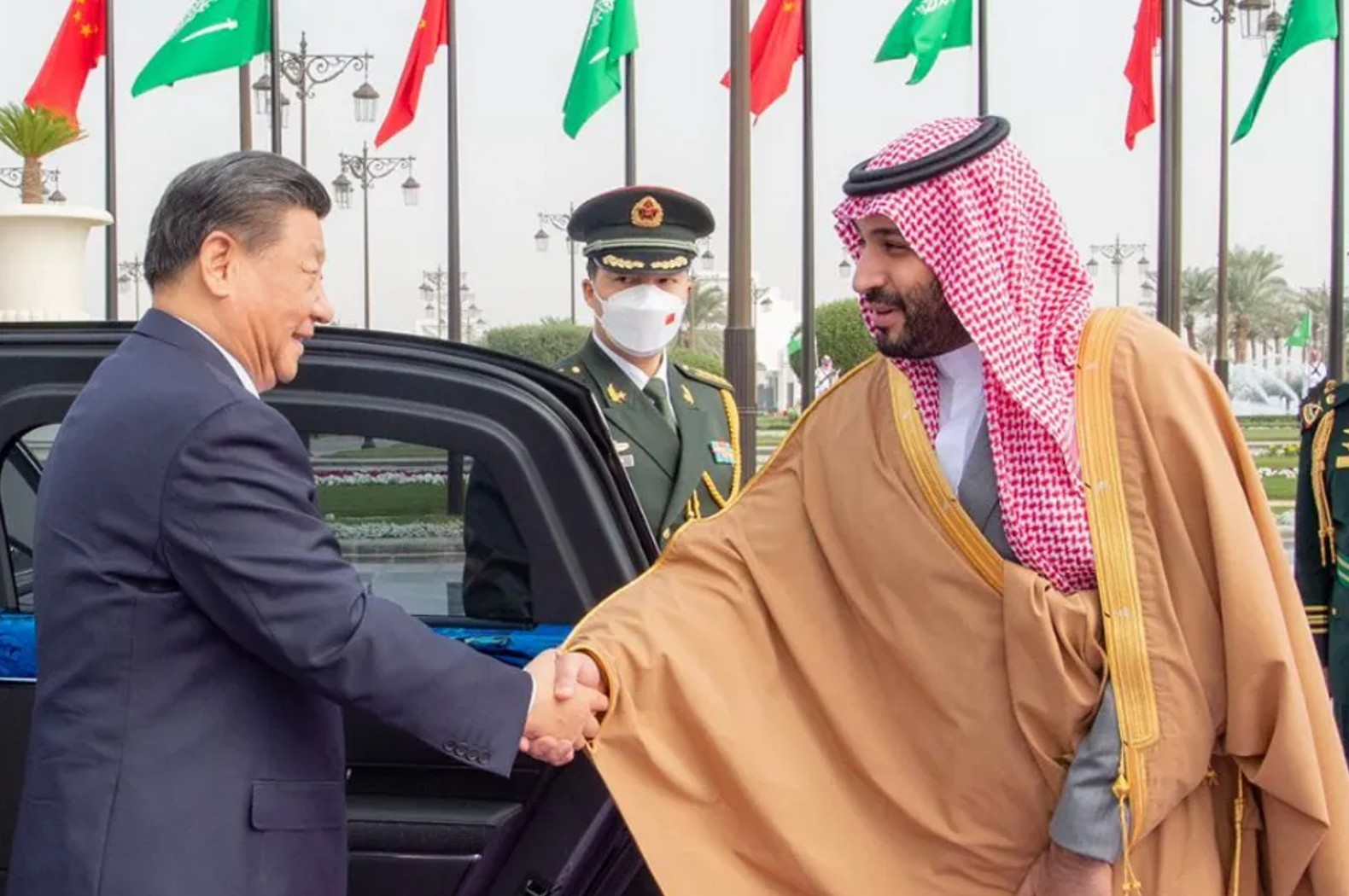 ولي عهد السعودية محمد بن سلمان يستقبل الرئيس الصيني شي جين بينج في السعودية، 8 ديسمبر/ كانون الأول 2022 (وكالات)