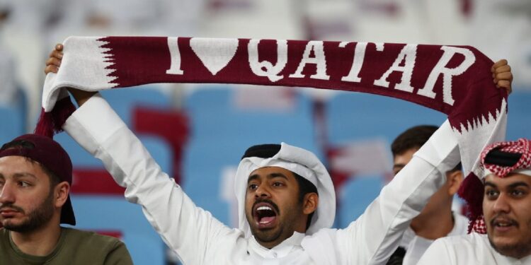 مواطن قطري في مدرجات كأس العالم بالدوحة 2022- وكالات