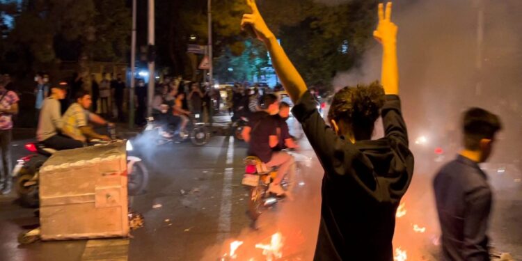 متظاهرون إيرانيون في الاحتجاجات الأخيرة- وكالات