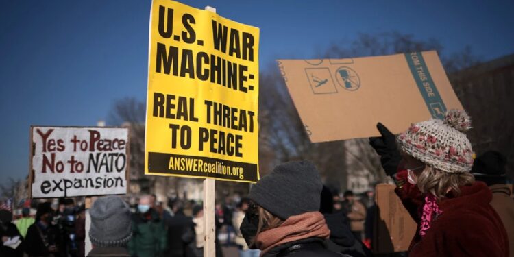 متظاهرون مناهضون للحرب يتجمعون أمام البيت الأبيض في واشنطن يوم 27 يناير/ كانون الثاني