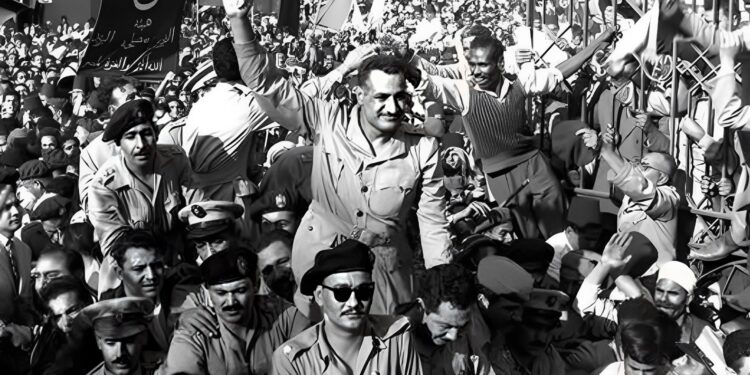 جمال عبد الناصر يلوح للجماهير المحتشدة في الإسكندرية، 1954 (وكالات)