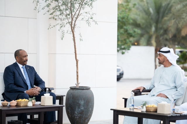 لقاء سابق بين رئيس الإمارات محمد بن زايد ورئيس مجلس السيادة السوداني عبد الفتاح البرهان (وكالات)