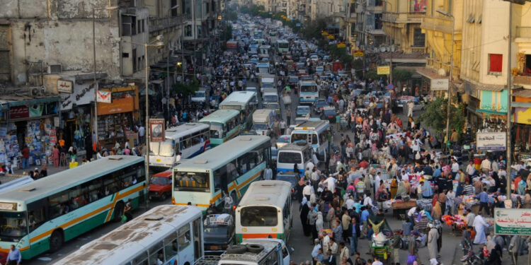 أحد شوارع القاهرة المكتظة بحركة البشر والسيارات