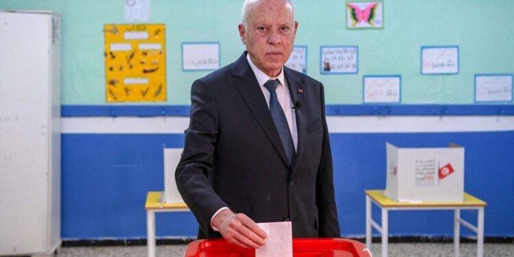 الرئيس التونسي أثناء الإدلاء بصوته في الانتخابات