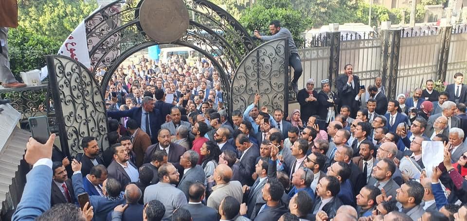 المحامون أثناء وقفتهم أمام نقابتهم العامة بالقاهرة، 1 ديسمبر/ كانون الأول 2022 (وكالات)