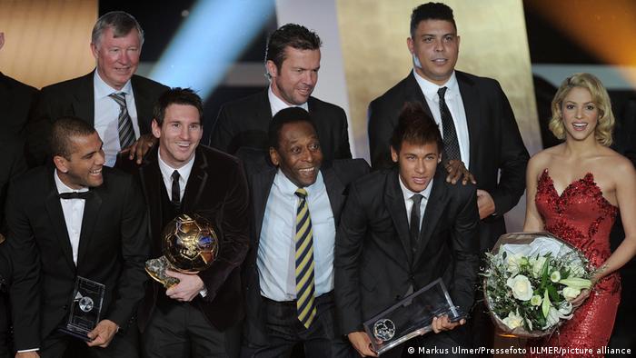 بيليه مع عدد من لاعبي العالم منهم نيمار وميسي