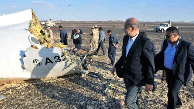 رئيس الوزراء السابق يتفقد موقع تحطم الطائرة الروسية في شرم الشيخ