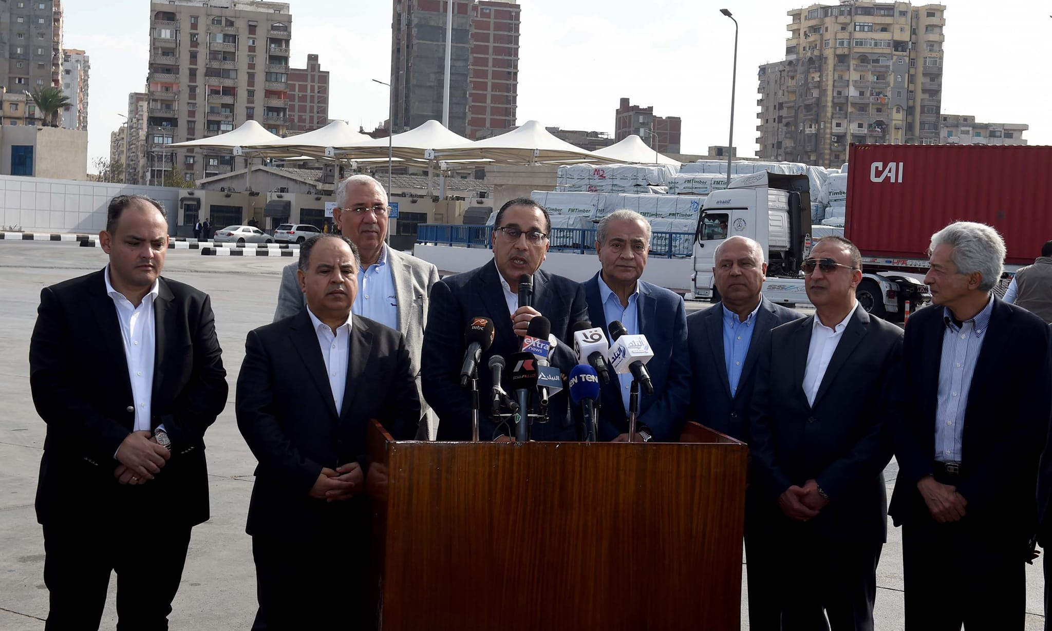 رئيس الوزراء يعلن الإفراج عن بضائع في ميناء الإسكندرية