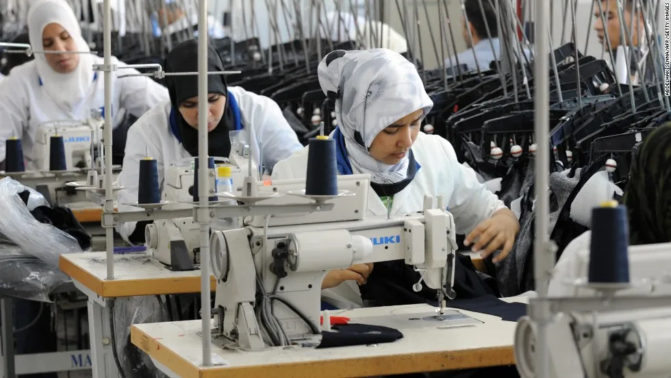 عاملات مصريات في أحد مصانع الملابس