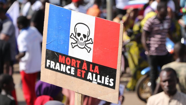 مظاهرة ضد الوجود الفرنسي في إحدى الدول الإفريقية