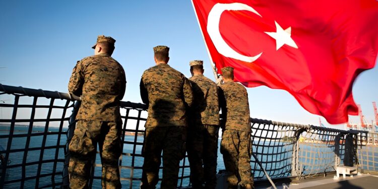 تركيا في البحر الأحمر.. تهديد لمصر أم فرصة للضغط وتأمين مصالحها؟ (الصورة لجنود أتراك على سفينة حربية - وكالات)