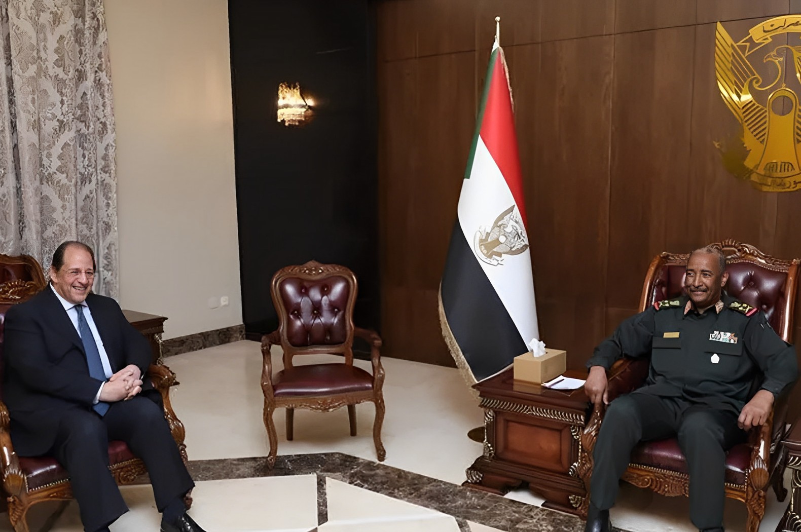 رئيس مجلس السيادة السوداني عبد الفتاح البرهان واللواء عباس كامل رئيس المخابرات العامة المصرية (وكالات)