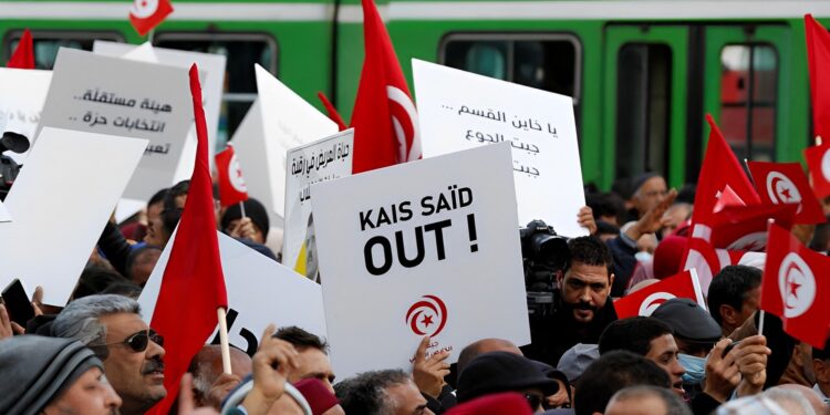 معهد واشنطن: أمريكا مُطالبة بعدم التخلي عن دعم المجتمع المدني في تونس (الصورة من مظاهرة ضد قيس سعيد - وكالات)