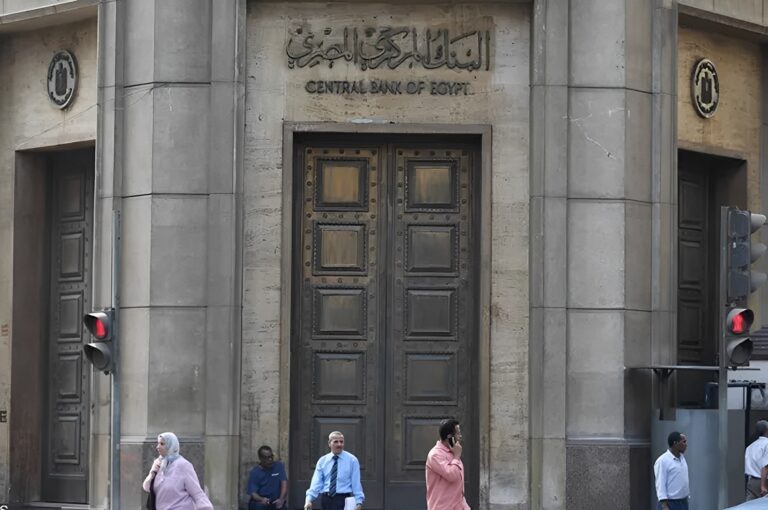 الخروج عن النص في إدارة الأزمة (الصورة للبنك المركزي - وكالات)