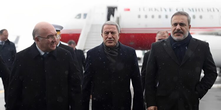 وزير الدفاع التركي خلوصي أكار ورئيس المخابرات التركية هاقان فيدان أثناء وصولهما إلى موسكو، 28 ديسمبر/ كانون الأول 2022 (وكالات)