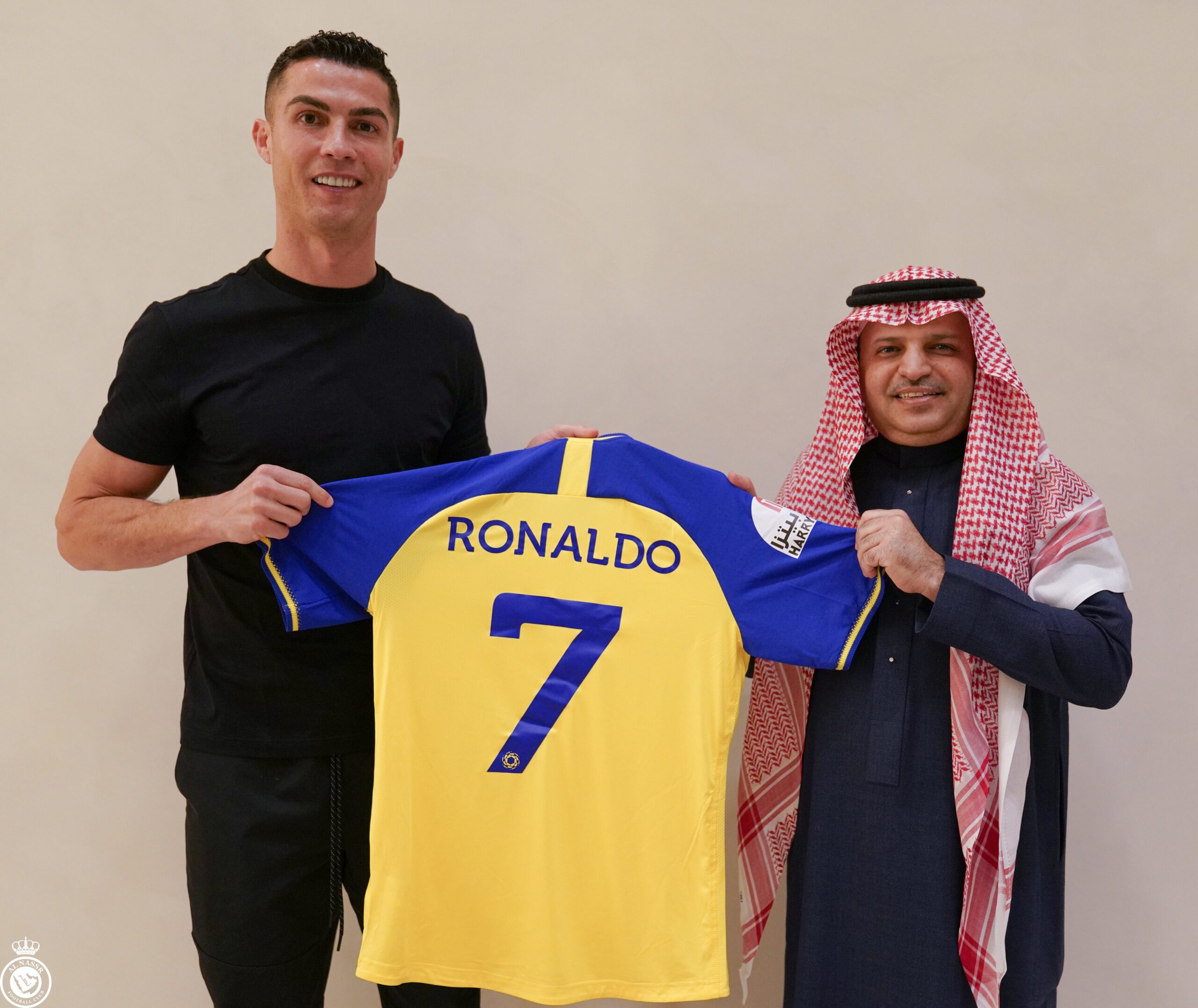 رونالدو احتفالًا بتوقيع عقده مع النصر السعودي