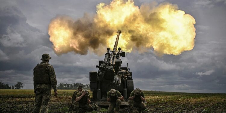 جنود أوكرانيون يطلقون النار على مواقع روسية في منطقة دونباس بشرق أوكرانيا- 15 يونيو/ حزيران 2022- AFP
