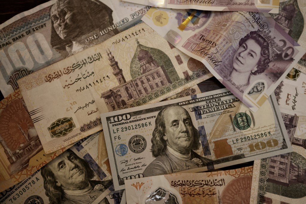 استمرار هبوط الجنيه المصري أمام الدولار الأمريكي 