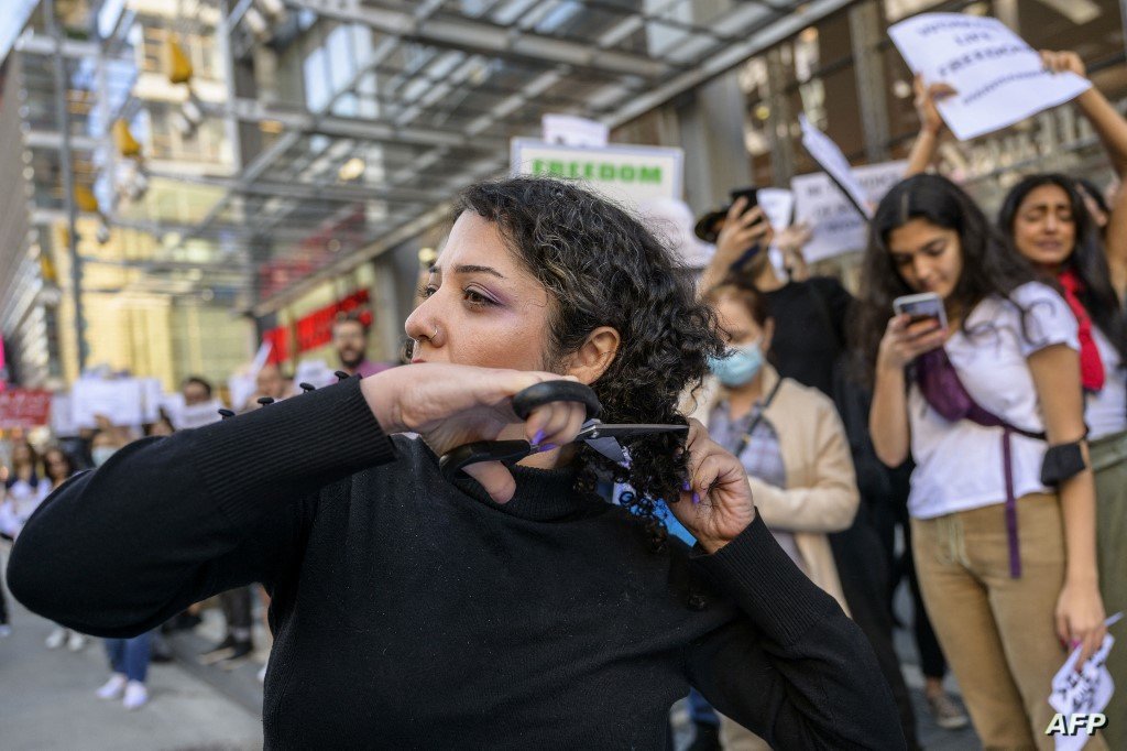 شابة إيرانية تقص شعرها احتجاجا على مقتل مهسا أميني 