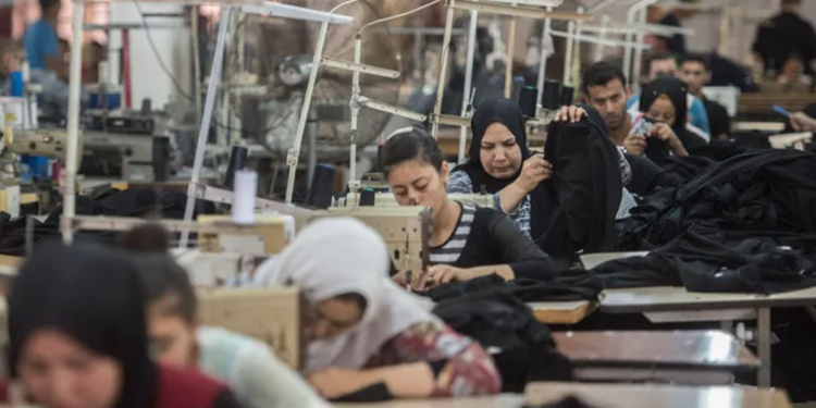 عاملات مصريات في مصنع ملابس