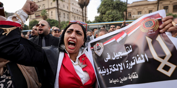 مظاهرات المحامين أمام النقابة العامة بسبب الفاتورة الإلكترونية