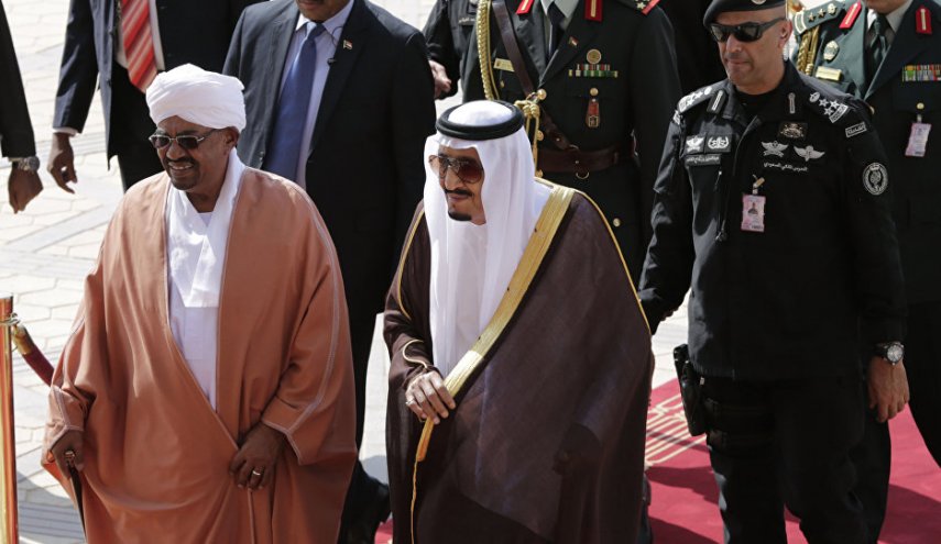 الرئيس السوداني السابق عمر البشير وملك السعودية سلمان بن عبدالعزيز (وكالات)