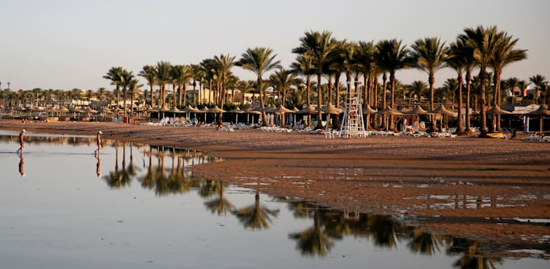 سائحون في أحد شواطئ خليج العقبة في منتجع شرم الشيخ على البحر الأحمر، مصر، 12 يوليو/ تموز 2018. (وكالات)