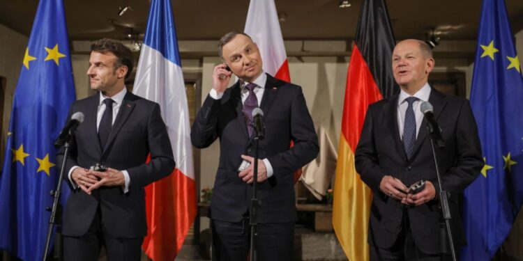 الرئيس الفرنسي إيمانويل ماكرون والرئيس البولندي أندريه دودا والمستشار الألماني أولاف شولتز يتحدثون بعد اجتماعهم خلال مؤتمر ميونيخ للأمن- 17 فبراير/ شباط 2023
