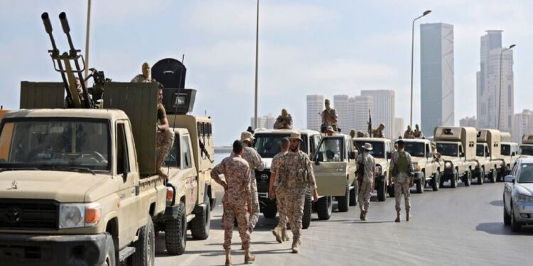 سيارات القوات الموالية لرئيس الوزراء الليبي عبد الحميد دبيبة متوقفة على طول الواجهة البحرية في العاصمة طرابلس في 17 مايو/ أيار 2022 (وكالات)