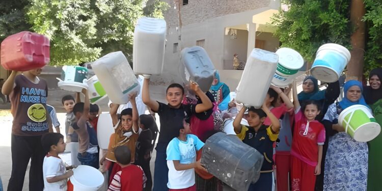 نقص المياه النظيفة.. نساء وأطفال الريف المصري والمناطق النائية يواجهون المشقة والمرض واحتمالات الوفاة (وكالات)