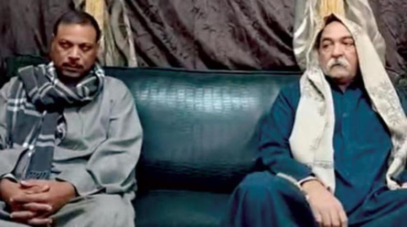 اثنان من أُسر المصريين المخطوفين في ليبيا (من مقطع فيديو على صفحة القانوني أمير نصيف)