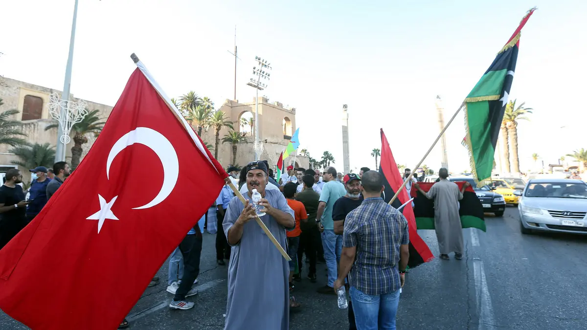 ليبي يرفع علم تركيا وليبيا في وقفة بالعاصمة طرابلس، 2020 (وكالات)