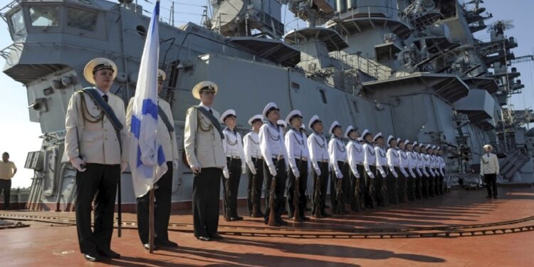 جنود على سفينة حربية روسية (وكالات)
