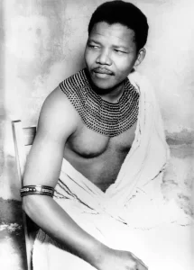 ولد مانديلا في 18 يوليو 1918 في قرية مفيزا في إيسترن كيب بجنوب إفريقيا. 