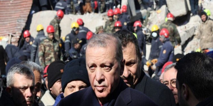 الرئيس التركي رجب طيب أردوغان أثناء تفقده المناطق المتضررة بالزلزال (وكالات)