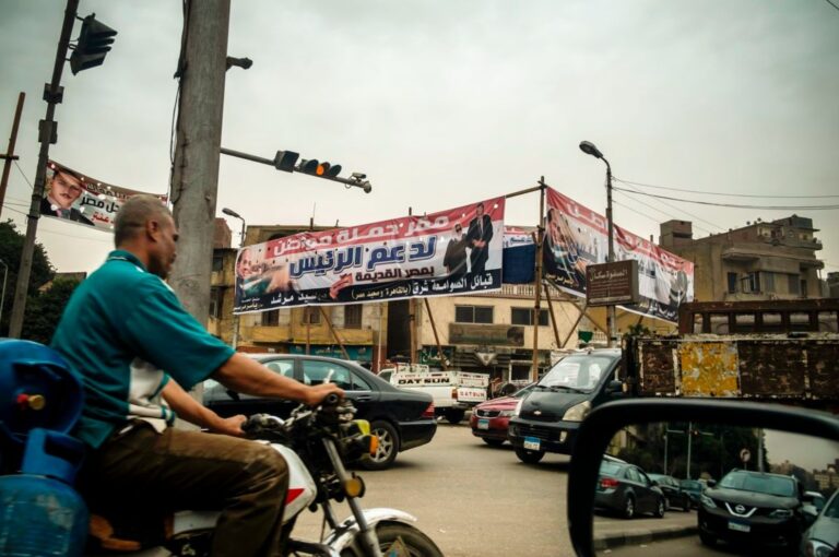 "بعد تآكل الشرعية السياسية".. نحو مرحلة انتقالية جديدة ونظام ديمقراطي حقيقي (وكالات)