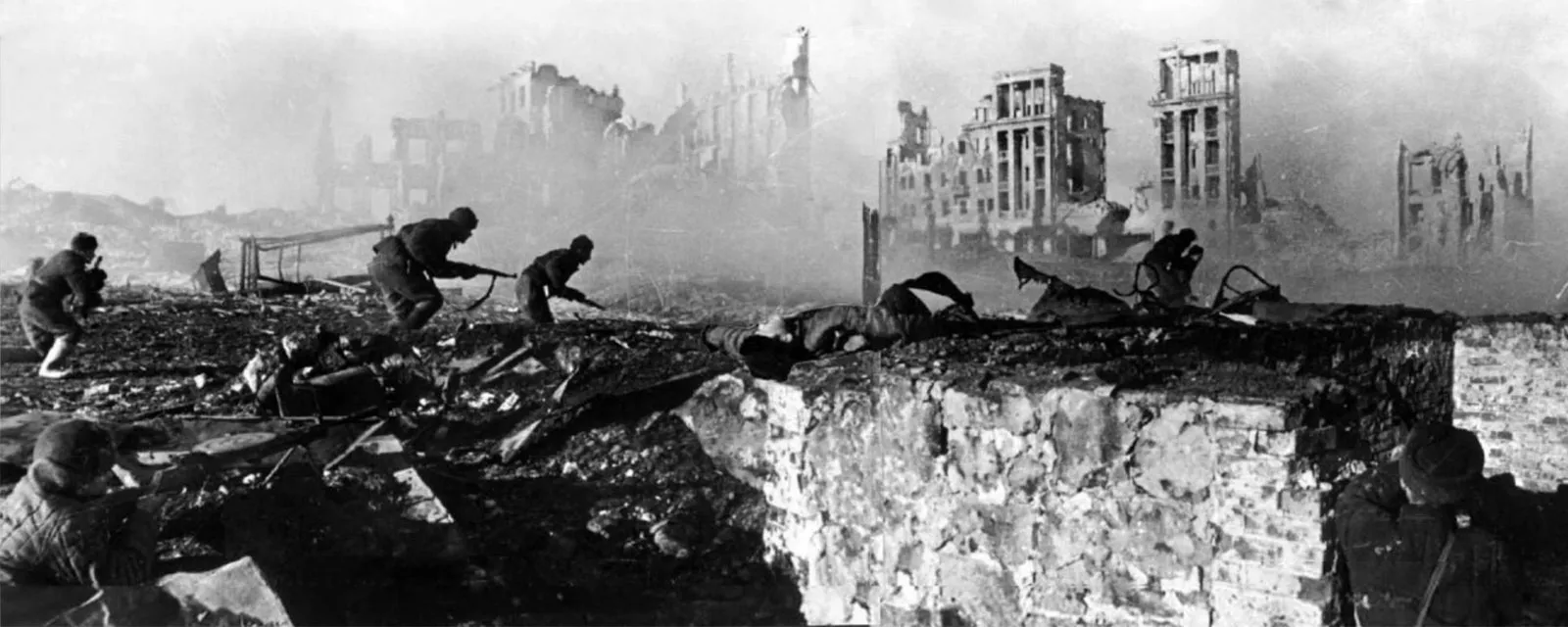 الجنود السوفييت في هجوم ضد القوات الألمانية خلال معركة ستالينجراد، فبراير/ شباط 1943. (وكالات)