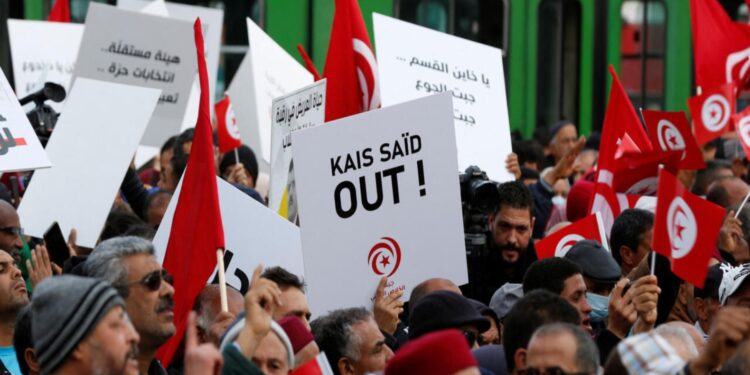 محتجون تونسيون في مظاهرة مناهضة للرئيس قيس سعيد- وكالات